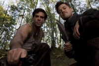 Brad Pitt junto a Eli Roth en una escena de "Bastardos Sin Gloria"